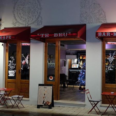 VlorëTebeu Coffe And Bar住宿加早餐旅馆 外观 照片